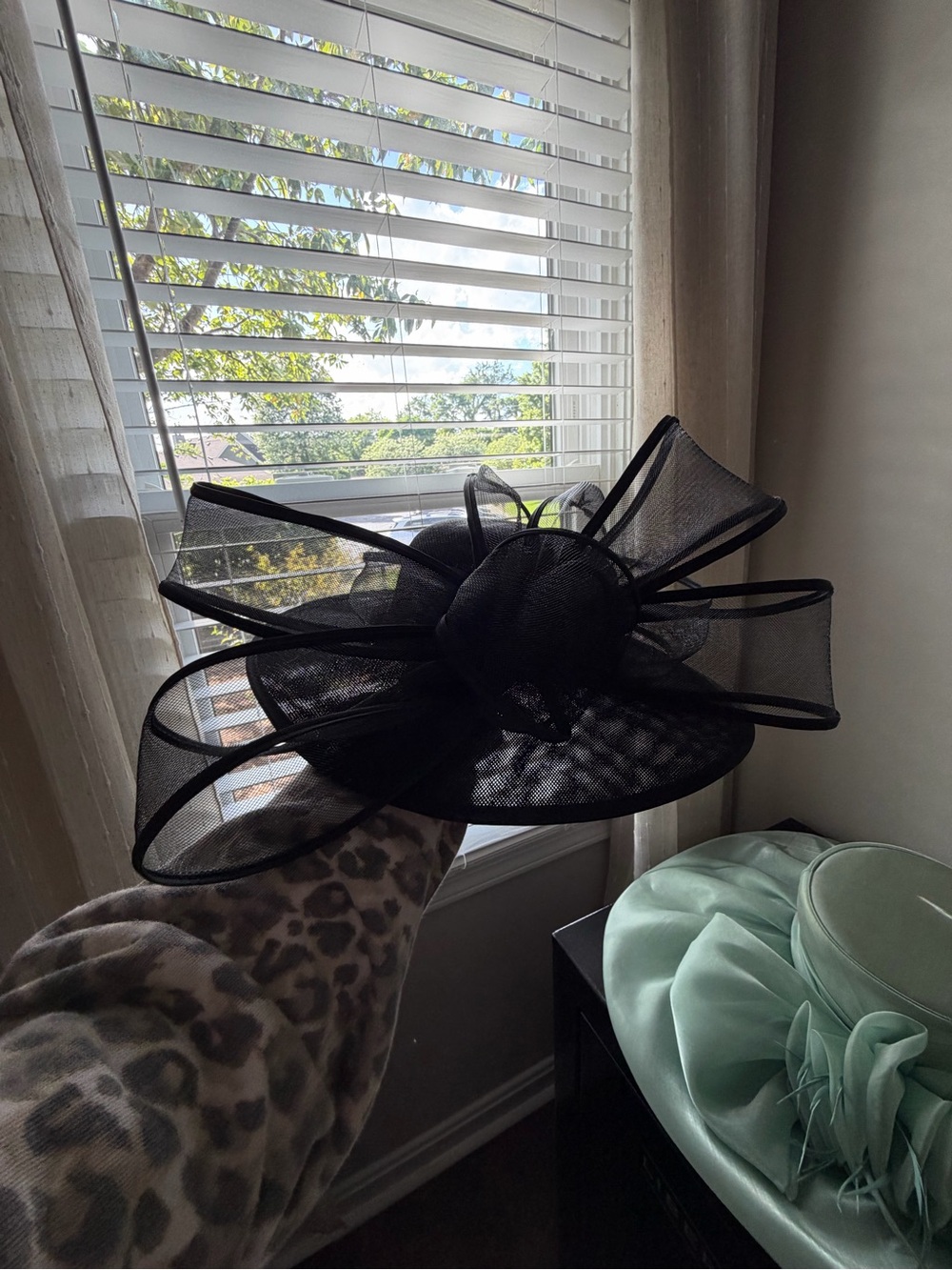 Versona Black Structured Mesh Fascinator Hat